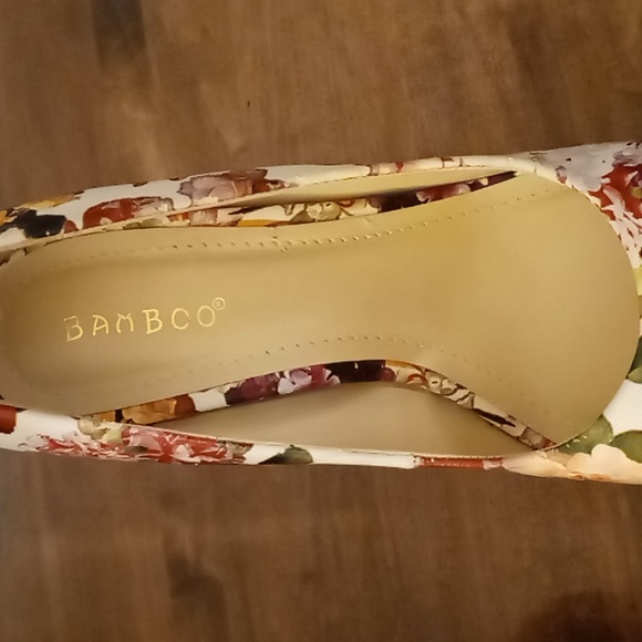Bamboo Faux Leather Flowered High Heels 7.5 - Picture 7 of 8